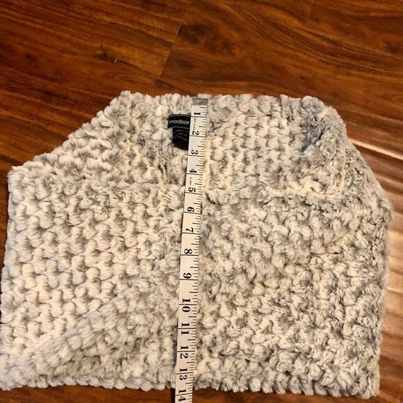 Madison 88 Women’s Infinity Cowl Scarf Faux Fur - Picture 4 of 5